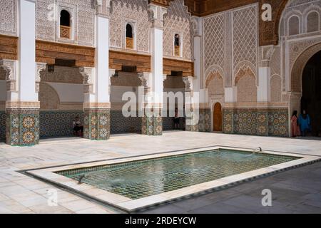 Marokko: Haupthof und Galerie mit reflektierendem Pool, Ben Youssef Madrasa (Medersa Ben Youssef), Medina von Marrakesch, Marrakesch. Der Sultan der Saadier-Dynastie, Abdallah al-Ghalib Billah (1517 - 1574), baute die Madrasa im Jahr 1565 (972 AH). Es war einst das größte islamische College im Maghreb (Nordwestafrika). Stockfoto