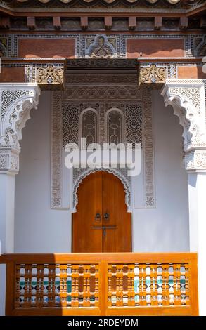 Marokko: Eintritt in ein Studentenwohnheim, Ben Youssef Madrasa (Medersa Ben Youssef), Medina von Marrakesch, Marrakesch. Der Sultan der Saadier-Dynastie, Abdallah al-Ghalib Billah (1517 - 1574), baute die Madrasa im Jahr 1565 (972 AH). Es war einst das größte islamische College im Maghreb (Nordwestafrika). Stockfoto