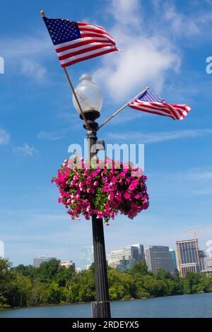 Amerikanische Flagge auf Straßenlaterne, Stockfoto