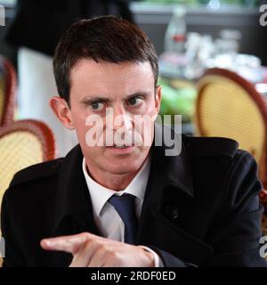 Paris : Manuel Valls, Emmenuel Macron et Najat Vallaud-Belkacem à la tersasse du café du George V - PARIS, FRANKREICH - 11. NOVEMBRE 2015 Stockfoto