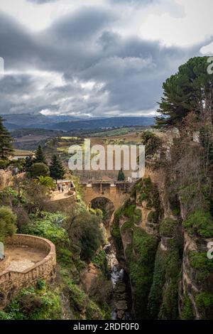 Malerischer Blick auf Puente Viejo, die alte Brücke in Ronda, Spanien, mit der wunderschönen Landschaft Stockfoto