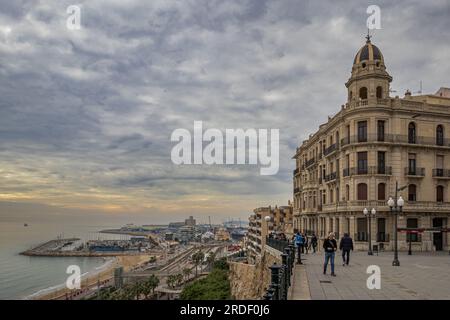 Tarragona, Spanien - 7. Dezember 2022: Blick vom Balco del Mediterrani, Eisenbahn und Hafen im Hintergrund Stockfoto