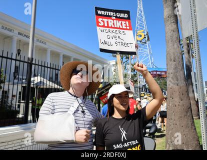 Hollywood, Kalifornien, USA: 20. Juli 2023, Workers Over Wall Street''-Schild spiegelt ein gemeinsames Thema dieser Strikes wider: Die Gier der Unternehmen muss ein Ende haben. Hollywood-Schauspieler schließen sich den Autoren an, die vor der Netflix-Zentrale und den Sunset Studios in Hollywood, CA, stehen, während sowohl die Screen Actors Guild (sag) als auch die Writers Guild of America (WGA) gegen die großen Studios antreten. The Strike ist der größte in der amerikanischen Geschichte und hat alle neuen Produktionen von Film und fernsehen, Werbung usw. eingestellt Mitarbeiter suchen Veränderungen angesichts des Streamings, einschließlich besserer Bezahlung, Restzahlungen und Kontrolle Stockfoto