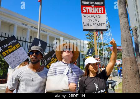 Hollywood, Kalifornien, USA: 20. Juli 2023, Workers Over Wall Street''-Schild spiegelt ein gemeinsames Thema dieser Strikes wider: Die Gier der Unternehmen muss ein Ende haben. Hollywood-Schauspieler schließen sich den Autoren an, die vor der Netflix-Zentrale und den Sunset Studios in Hollywood, CA, stehen, während sowohl die Screen Actors Guild (sag) als auch die Writers Guild of America (WGA) gegen die großen Studios antreten. The Strike ist der größte in der amerikanischen Geschichte und hat alle neuen Produktionen von Film und fernsehen, Werbung usw. eingestellt Mitarbeiter suchen Veränderungen angesichts des Streamings, einschließlich besserer Bezahlung, Restzahlungen und Kontrolle Stockfoto