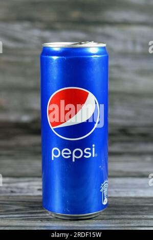 Kairo, Ägypten, Juni 24 2023: Pepsi Can, eine Cola-Flasche aus Kunststoff, ein kohlensäurehaltiges Erfrischungsgetränk, hergestellt von PepsiCo. Ursprünglich erstellt und entwickelt Stockfoto