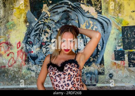 Ein herrliches lateinisches Modell steht in einem verlassenen Pueblo in der mexikanischen Provinz Yucatan Stockfoto