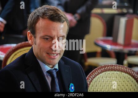 Paris : Manuel Valls, Emmenuel Macron et Najat Vallaud-Belkacem à la tersasse du café du George V - PARIS, FRANKREICH - 11. NOVEMBRE 2015 Stockfoto