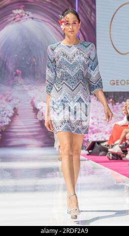 Pure London Fashion Catwalk Event/Runway 2023. Juli – Olympia London präsentiert die neuesten Modetrends weltweit. Stockfoto