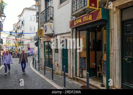 Portugal, Lissabon: Das lebendige Alfama ist das älteste Viertel von Lissabon, das sich auf dem Hang zwischen dem Schloss Sao Jorge und dem Fluss Tejo erstreckt. Es Stockfoto