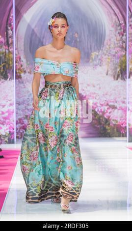 Pure London Fashion Catwalk Event/Runway 2023. Juli – Olympia London präsentiert die neuesten Modetrends weltweit. Stockfoto