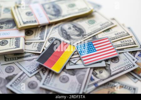 US-Dollar-Banknote mit deutscher und us-amerikanischer Flagge Stockfoto