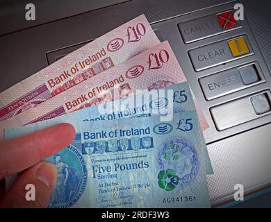 Bank of Ireland Northern Irish Sterling, Geldscheine, die an einem Geldautomaten ausgegeben werden,1, Donegall Square South, Belfast, BT1 5LR, Co Antrim, NI BT15LR Stockfoto