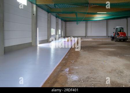Viele Styropor-Paneele werden zu Isolierungszwecken auf dem Boden eines neu gebauten Fabrikgebäudes verlegt Stockfoto