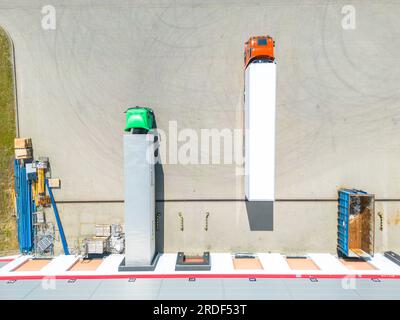 Luftaufnahme des Vertriebszentrums, Drohnenfoto der industriellen Logistikzone, neues, hochmodernes Logistikzentrum voller moderner Technologie und Robotik, Stockfoto