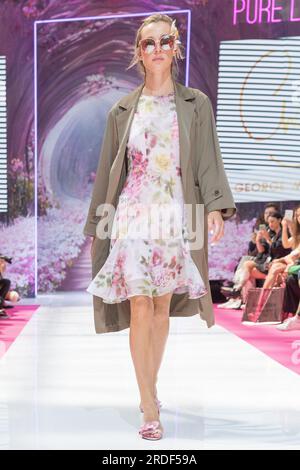 Pure London Fashion Catwalk Event/Runway 2023. Juli – Olympia London präsentiert die neuesten Modetrends weltweit. Stockfoto