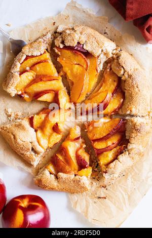 Nahaufnahme von frisch gebackener Nektarine-Galette in Stücke geschnitten Stockfoto