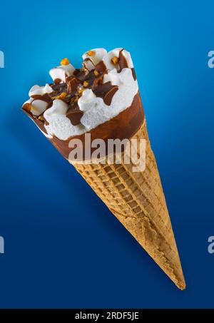 Schokoladen- und Vanille-Eiskrem auf blauem Hintergrund Stockfoto
