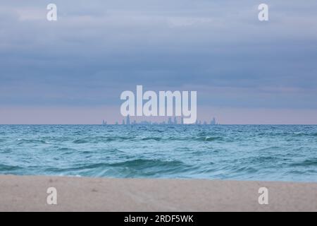 Chicago über dem Lake Michigan von Indiana aus gesehen Stockfoto