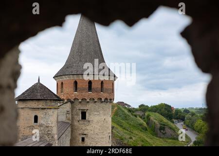 Blick auf den Burgturm durch ein Loch in der Wand Stockfoto