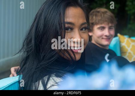 Asiatischer Teenager hängt im Garten mit Freunden ab Stockfoto