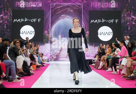 Pure London Fashion Catwalk Event/Landebahn Juli 2023 – Kensington Olympia London UK England Stockfoto