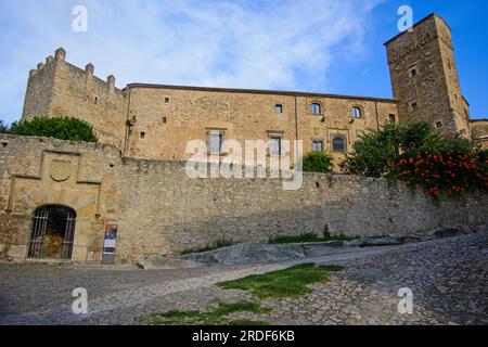 Trujillo, Spanien. El Alcázar de Luis de Chaves el Viejo ist ein befestigtes Haus an den Stadtmauern, neben der Puerta de Santiago. Stockfoto