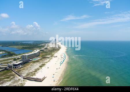 Blick aus der Vogelperspektive auf den Strand von Gulf Shores, Alabama Stockfoto