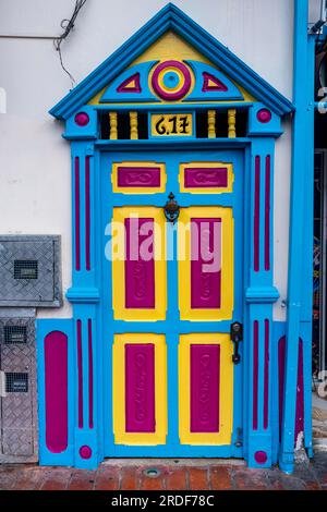 Farbenfrohe Häuser in der Kaffeekulturlandschaft des UNESCO-Weltkulturerbes, Filandia, Kolumbien Stockfoto