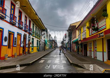 Farbenfrohe Häuser in der Kaffeekulturlandschaft des UNESCO-Weltkulturerbes, Filandia, Kolumbien Stockfoto