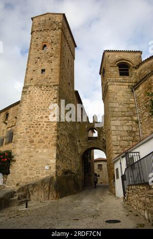 Puerta de Santiago, Trujillo, Spanien. Einer der Eingänge durch die Mauern der Altstadt. Blick von der Calle Ballesteros (an der Plaza Mayor). Stockfoto