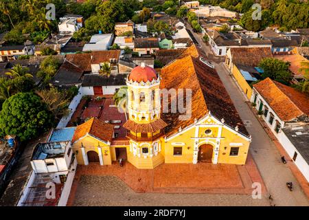 Luftaufnahme der Iglesia de Santa Barbara, UNESCO-Weltkulturerbe, Mompox, Kolumbien Stockfoto