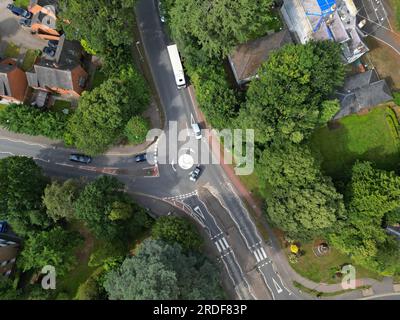 Ein kleiner Kreisverkehr aus der Vogelperspektive zeigt den Verkehrsfluss und Straßenmarkierungen, einschließlich Zebraüberfahrten in Hereford UK, Juli 2023 Stockfoto