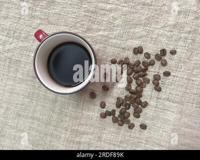 Kaffeetasse und Kaffeebohnen Stockfoto