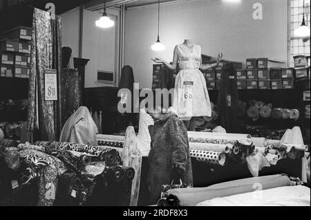 Kaufhaus 1960er GB Derry und Toms, das Kaufhaus in der Kensington High Street. Stoffabteilung. London, England, ca. 1968. 1960S GB HOMER SYKES Stockfoto