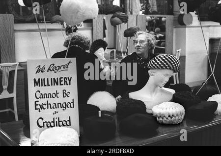 Kaufhaus 1960er GB Derry und Toms, das Kaufhaus in der Kensington High Street. Millinery, die hat-Abteilung. London, England, ca. 1968. 1960S GB HOMER SYKES Stockfoto