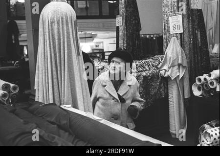 Kaufhaus 1960er GB Derry und Toms, das Kaufhaus in der Kensington High Street. Stoffabteilung. London, England, ca. 1968. 1960S GB HOMER SYKES Stockfoto