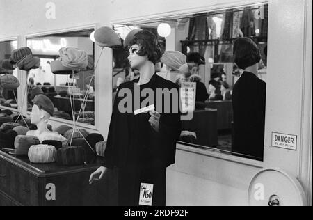 Kaufhaus 1960er GB Derry und Toms, das Kaufhaus in der Kensington High Street. Millinery, die hat-Abteilung. London, England, ca. 1968. 1960S GB HOMER SYKES Stockfoto