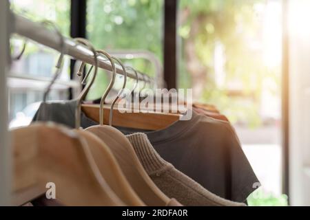 Farbenfrohe, warme Pullover mit verschiedenen Mustern an der offenen Kleiderstange Stockfoto