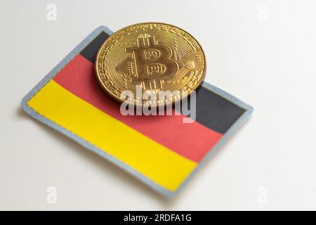 bitcoin auf dem Hintergrund einer deutschen Flagge Stockfoto