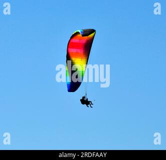 Tandem-Gleitschirmflug über den Ohridsee in südlichster mazedonischer Richtung. Stockfoto