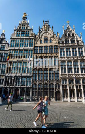 Ehemalige Gildenhäuser, die ursprünglich als Hauptquartier der Gulden der Stadt aus dem 16. Und 17. Jahrhundert dienten. Am Grand Place (Grote Markt), zentral gelegen Stockfoto