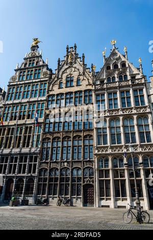 Ehemalige Gildenhäuser, die ursprünglich als Hauptquartier der Gulden der Stadt aus dem 16. Und 17. Jahrhundert dienten. Am Grand Place (Grote Markt), zentral gelegen Stockfoto