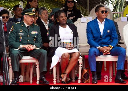 Der Generalmajor der kolumbianischen Armee Hugo Lopez (L) sitzt während der Miliz neben der kolumbianischen Vizepräsidentin Francia Marquez (C) und ihrem Ehemann Ferney Pinillo Stockfoto