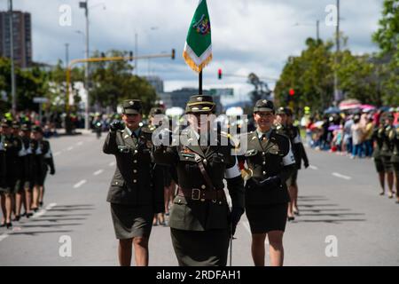 Kolumbianische Polizeibeamte nehmen an der Militärparade für die 213 Jahre kolumbianischer Unabhängigkeit Teil, die am 20. Juli 2023 in Bogota stattfindet. Stockfoto