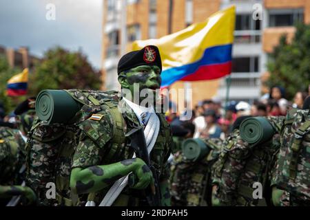 Kolumbianische Soldaten während der Militärparade für die 213 Jahre kolumbianischer Unabhängigkeit, in Bogota, 20. Juli 2023. Stockfoto