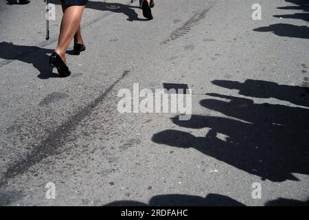 Kolumbianische Polizeibeamte nehmen an der Militärparade für die 213 Jahre kolumbianischer Unabhängigkeit Teil, die am 20. Juli 2023 in Bogota stattfindet. Stockfoto