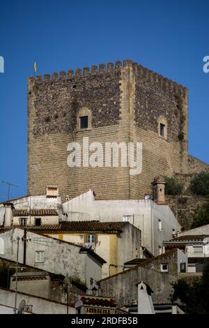 Castelo de Vide, Stadtteil Portalegre, Portugal. Der Burgturm ist von der Estrada da Circunvalacao aus zu sehen. Stockfoto