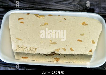 Traditionelle Tahini-Halva mit Erdnüssen oder Halawa Tahiniya, die Hauptzutaten dieser Konfektion sind Sesambutter oder -Paste (Tahini) und Zucker, g. Stockfoto