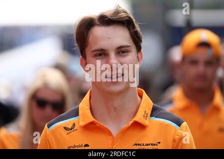 Mogyorod, Ungarn. 21. Juli 2023. Oscar Piastri von McLaren auf der Koppel vor dem Freispiel vor dem Großen Preis von Ungarn F1. Kredit: Marco Canoniero/Alamy Live News Stockfoto