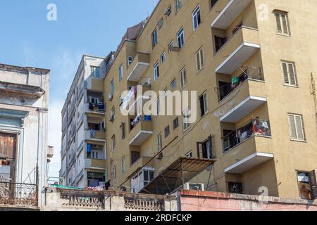 Havanna, Kuba - 27. Mai 2023: Flachblick auf das Apartmenthaus mit Wassertanks auf den Balkonen. Die Wasserversorgung ist ein Problem in der kubanischen Kappe Stockfoto